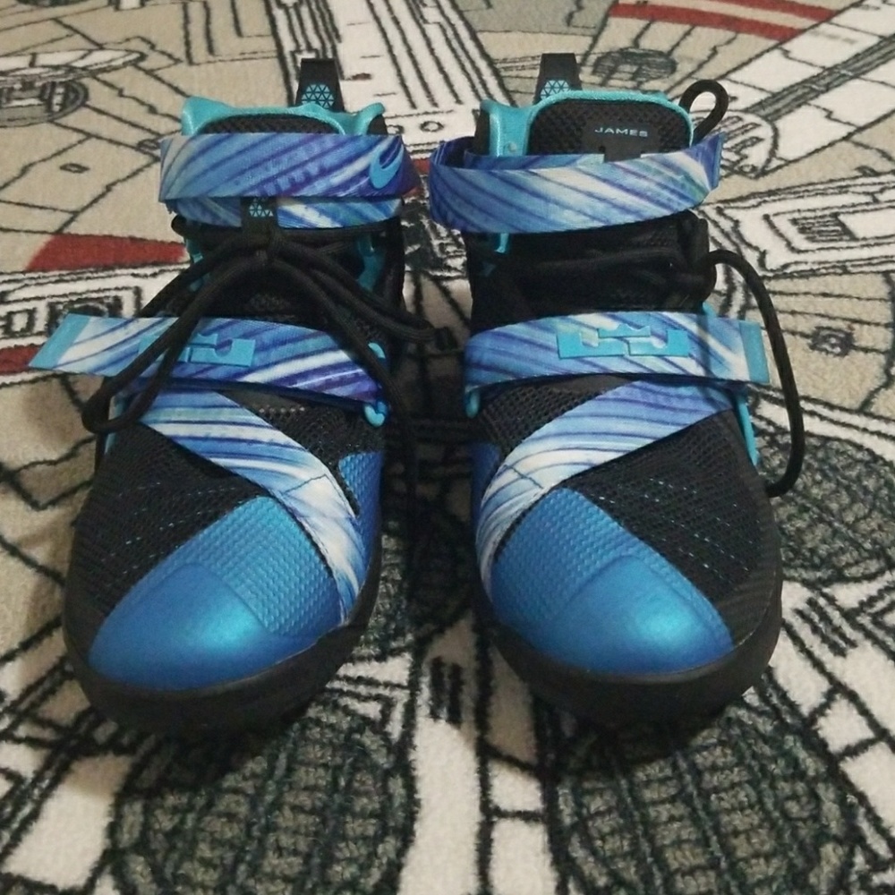 Nike LeBron James big kids